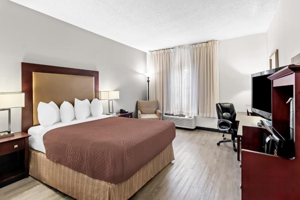 Queen Room with Roll-In Shower - Disability Access interior